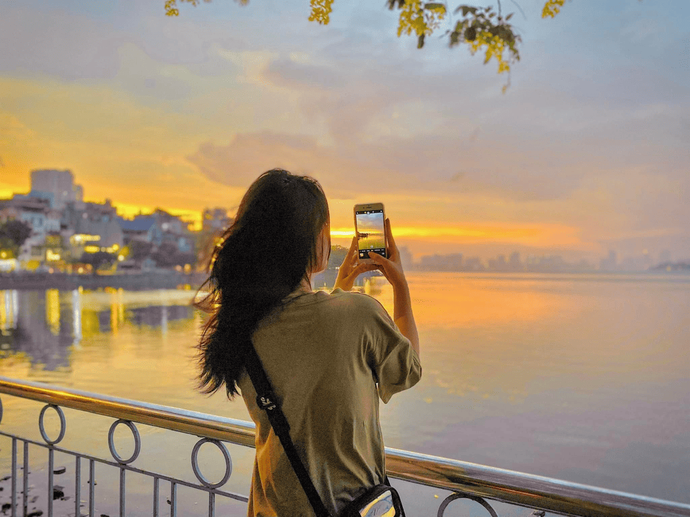 Góc chụp sau lưng bắt trọn khoảnh khắc hoàng hôn thơ mộng (Nguồn: Đoan Trang)